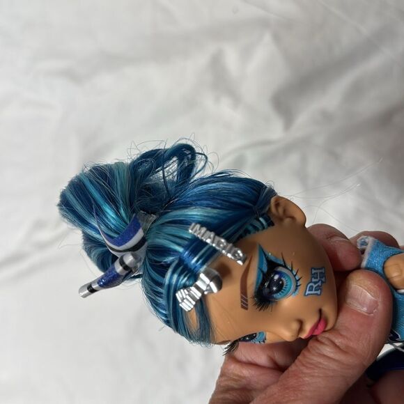 Rainbow High Cheer Skyler Bradshaw Cheerleader. - Picture 9 of 9